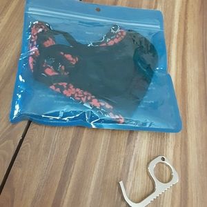 Brand new 3-pk face masks & door opener